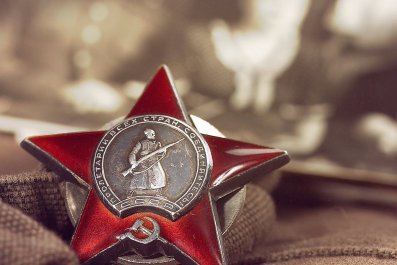 Помнят ветераны ту войну поныне.